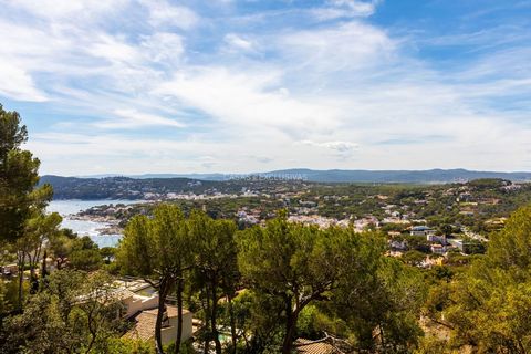 Situé dans la prestigieuse zone du Phare de San Sebastià, à Llafranc - Costa Brava, cet appartement merveilleux offre des vues panoramiques imprenables sur la mer Méditerranée. Son orientation sud-sud-ouest garantit une lumière naturelle exceptionnel...