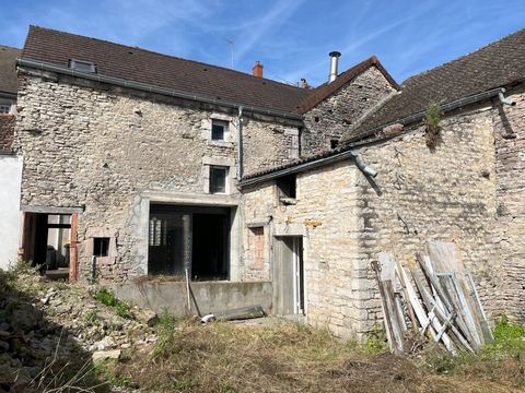 Avis aux amateurs de travaux : un petit bijou en plein coeur de Mercurey ! Maison de ville à restaurer, superficie habitable de 132m². A cela sajoute un garage de 26m², également aménageable, ainsi que 30m² de surfaces diverses. Plans réalisés compre...