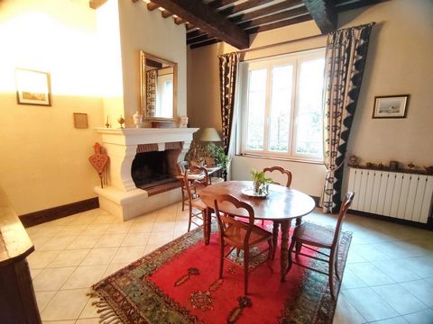 Appartement d’environ 169m2 avec garage et caves, situé dans l’écusson du centre-ville de Castres. Découvrez cet appartement au 1er étage d’une petite copropriété gérée par un syndic bénévole (charges faibles). Composé d’un grand séjour, d’un salon, ...