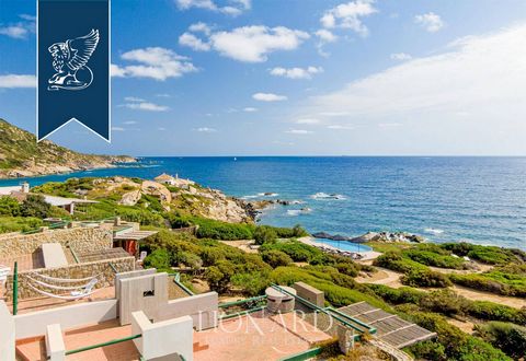 Splendida villa con piscina panoramica in vendita nella più prestigiosa località balneare di Villasimius, con meraviglioso affaccio sul lungomare di Cala Caterina. Inserita all'interno di un esclusivo contesto residenziale di sole ville private,...