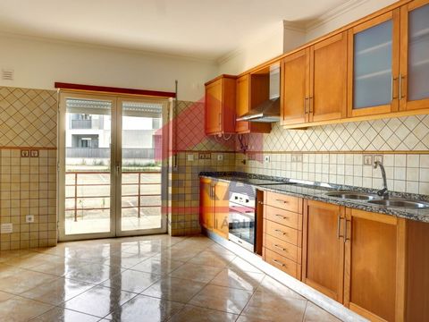 3 bedroom apartment located in Lourinhã. With semi-equipped kitchen, living room, 3 bedrooms, one en suite and 1 complete bathroom. All bedrooms with built-in wardrobes. Well located, close to shops and services. About 5 minutes from Praia da Areia B...