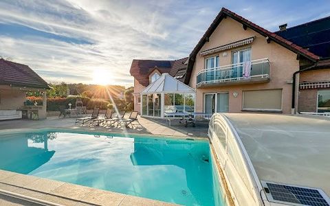 Haus mit Pool in La Vèze Ein helles Refugium in den Höhen von La Vèze Mit Blick auf die Hügel scheint dieses von einem Architekten entworfene Haus mit großzügigen Volumen zwischen Himmel und Natur zu schweben, nur einen Steinwurf von Besançon entfern...