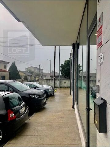 Excelente Loja c/ Boa Taxa de Rentabilidade Sobre o Capital Investido ( já Arrendada - Contrato c/ Termo ) Montra Grande R/C WC Ar Cndicionado Garagem Fechada p/ 1 Viatura Estacionamento Grátis em Toda a Zona Envolvente Ótima Zona de Habitação e Serv...