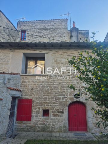 Character house 7 rooms - 204 m² - Historic centre of Niort Situated in the heart of the town centre, this unusual house has a unique charm and a singular history. The result of the merger of two houses, it now offers spacious, flexible accommodation...