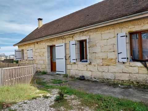 Niet-vrijstaand vastgoedcomplex bestaande uit een boerderij en een te renoveren halfvrijstaand gebouw. De bewoonbare boerderij omvat een woonkamer van ongeveer 33m2 met een open keuken verwarmd door een houten inzet, twee slaapkamers en een badkamer....