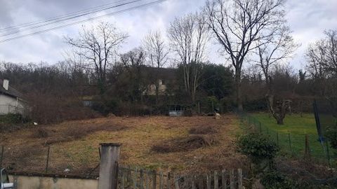 Sandrine Réhault biedt u een prachtige bouwgrond gelegen in Clamecy, in een woonwijk, vlakbij het ziekenhuis. Prachtig vrij uitzicht op Clamecy. Het perceel grond is 639 m² in een rustige en aangename omgeving, ideaal om het huis van uw dromen te bou...