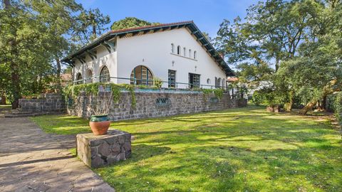 Ideally located in the heart of Hossegor, this elegant residence with timeless charm offers a privileged living environment, where everything is accessable on foot. Its typical architecture of the 1950s, beautiful volumes and magnificent wooded park ...