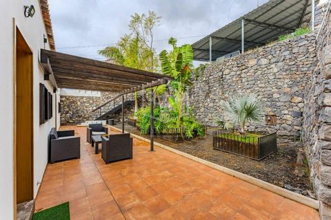 Located in the picturesque village of Tejina de Guía, this historic house dating back to 1890 has been completely renovated to combine its original character with modern comfort. Situated 604 metres above sea level and set on a plot of 475 m2, this p...