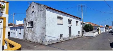 House for sale, consisting of 3 floors, of type T2, located in the parish of Raminho, an area known for its tranquility and proximity to nature, inserted in the municipality of Angra do Heroísmo, on Terceira Island, Azores. It is a house in need of i...