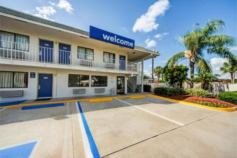 Situato a 5 minuti dallo Joker Marchant Stadium e a 10 minuti dal Polk Museum of Art, questo motel pet-friendly offre una piscina all'aperto, una lavanderia e la connessione Wi-Fi. Le camere del Motel 6 Lakeland, FL dispongono di TV via cavo e scriva...