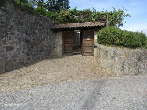 Fantástica Quintinha em Roriz toda vedada com moradia de 4 frentes e áreas muito grandes, muita luz e vistas fabulosas pois está em localização elevada: Tem garagem para 4 carros Adega com prensa e lagar em granito R/C Cozinha com forno a lenha e áre...