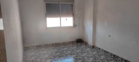 Edificio residencial de viviendas colectivas en manzana cerrada, de cinco alturas sobre rasante, destinadas a viviendas. Es del año 1970, se encuentra a escasos metros de la playa. Mazarrón es una ciudad costera, de fácil acceso por carretera (RM-332...