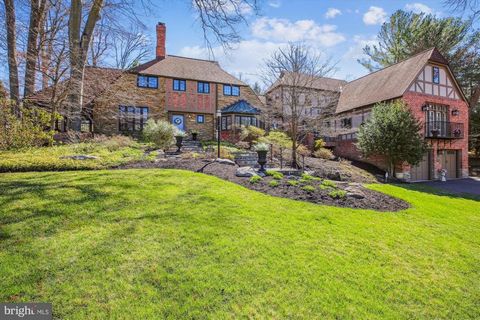 Spektakuläres Haus mit 6 Schlafzimmern, 4 Vollbädern und 2 halben Bädern sowie Blick auf den Golfplatz in der begehrten Manor Country Club Community. Hauptsuite auf der Hauptebene mit Kathedralendecken, 2 begehbaren Kleiderschränken, einem Gaskamin, ...