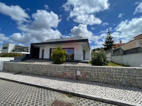 Com um lote de 620m² e uma área bruta de 377m², esta oferece um design espaçoso. No piso térreo, encontrará uma sala ampla, 4 quartos, incluindo uma Master Suíte com closet e casa de banho privativa, e outra Suíte igualmente com casa de banho própria...
