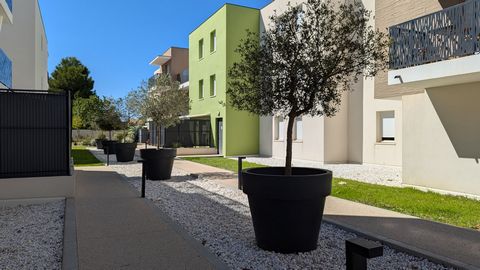 À seulement 10 minutes de la mer à vélo et à proximité immédiate des commerces et du centre médical, découvrez ce superbe appartement de 2 pièces situé dans une résidence moderne, sécurisée et de standing, construite en 2021. L’appartement de 44 m2, ...