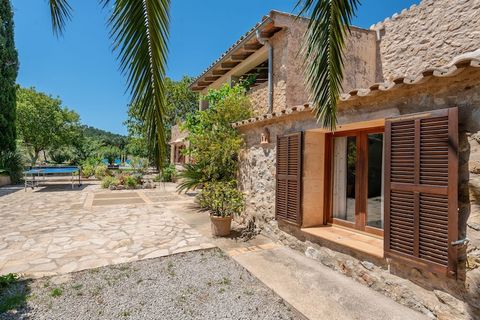 This wonderful rustic finca with beautiful views of the Majorcan countryside offers a magnificent private chlorine pool measuring 10 x 5 meters and with a depth ranging from 1.2 to 2 meters. You can relax on the 6 sun loungers with two umbrellas afte...