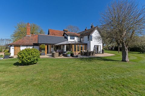 This fabulous and immaculately presented Grade II Listed home dates back to the 16th Century, combines contemporary living whilst retaining many original features including exposed timbers to the walls and ceilings and open redbrick fireplaces. The c...