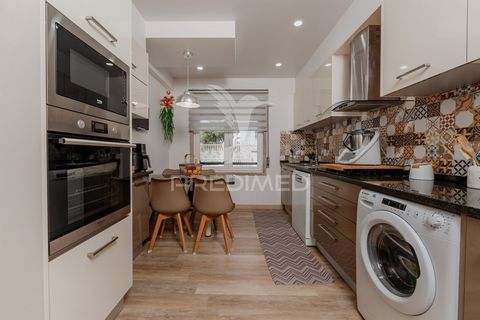 Para Venda Apartamento T3 Renovado no Sobralinho. Magnifico apartamento com uma área bruta de 115 m², este imóvel é perfeito para quem procura conforto e qualidade de vida. Situado no rés do chão de um prédio sem elevador, oferece fácil acesso e como...
