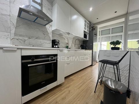 Venha conhecer este acolhedor apartamento T2, situado numa zona tranquila e central da Baixa da Banheira. O imóvel foi totalmente remodelado, inclusivé toda a canalização e electricidade.  Com um design moderno e funcional, este imóvel é perfeito par...