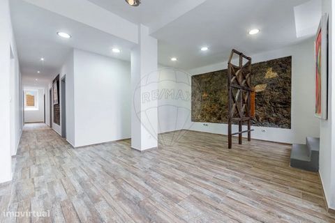 Numa das zonas mais agradáveis de Lisboa, na fronteira das freguesias de Santo António e Arroios , apresento-lhe este amplo apartamento com três quartos, duas casas de banho, cozinha equipada, despensa e dois aconchegantes espaços exteriories exclusi...
