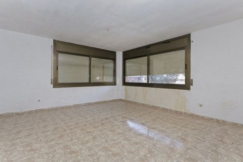 NO COBRAMOS COMISIÓN DE INTERMEDIACIÓN AL COMPRADOR Excelente oportunidad para adquirir esta vivienda luminosa y acogedora, con una distribución óptima que incorpora amplios ventanales para una entrada generosa de luz natural, creando una sensación d...