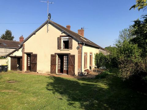 Longère au calme en impasse, dans village prisé