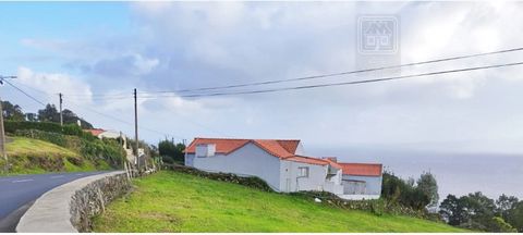 Moradia isolada (independente) para venda situada na zona de Biscoitos, Calheta, Ilha de São Jorge, Açores, com uma localização privilegiada com vistas desafogadas sobre o oceano Atlântico e a ilha do Pico, edificada num generoso terreno com área tot...