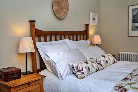 Cette charmante et spacieuse maison de vacances propose un hébergement confortable pouvant accueillir jusqu'à six personnes, avec trois chambres bien aménagées, dont une chambre principale avec un lit super king-size. La propriété accepte les animaux...
