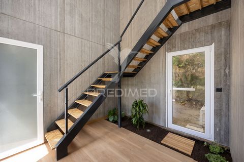 Moradia T3 restaurada, com canalização e eletricidade nova. A moradia tem um hall de entrada amplo, com um pequeno jardim interior e umas escadas de acesso ao sótão todas em ferro e OBS e 80 m2 distribuídos entre uma sala e kitchenette em open space ...