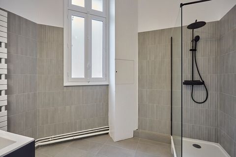 Discover our superb flat in the heart of the XVIth Arrondissement, one of the most secure areas of Paris, just a few minutes from the Champs Elysées. Completely renovated, air-conditioned, tastefully decorated by professionals, elegant and fully equi...