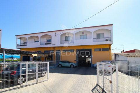 Situado no Chelote, próximo à estrada nacional, este imóvel é ideal para quem aprecia conforto e espaço. Características do Apartamento: - Tipologia: 3+1 quartos – Oferece flexibilidade de espaço, perfeito para famílias, escritório ou hóspedes. - Div...