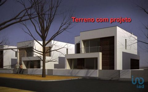 Terreno urbano de 535m2 em zona residencial em Vieira de Leiria Terreno urbano em loteamento residencial com todas as infraestruturas próximo ondem é possível a construção de uma moradia tipo T3 ou T4, com cave e dois andares, em zona residencial e p...