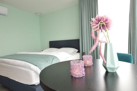 Deze luxueuze villa in het Belgische Aalst beschikt over een schattige vijver en een heerlijk terras. Er zijn 3 slaapkamers waar maximaal 9 gasten in kunnen verblijven. Deze optie is ideaal voor grote gezinnen. In de omgeving zijn er tal van mogelijk...