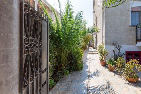 This lovely apartment is located on the second floor of Mondello House. It is close to the beach and ideal for family vacations! The house is in a central location, 2 km from the beach of Monedello, one of the most beautiful in Sicily. You can also v...