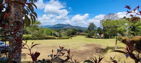 If you want to build the house of your dreams in one of the best sectors of El Carmen de Viboral, you should take this lot into account. It is located just 2 kms from the La Ceja - Rionegro road, being a strategic location since you can travel to Lla...
