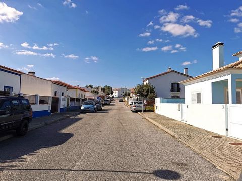 Descubra este terreno urbano em Alcaçovas, com uma área de 540m², ideal para a construção da sua casa de sonho. Com um preço atrativo de 49.000, este espaço oferece uma excelente oportunidade para quem procura investir em uma localização privilegiada...