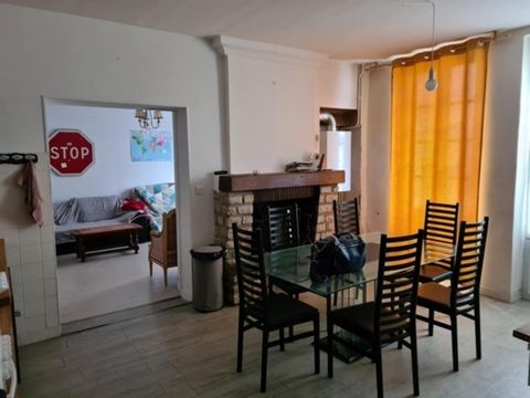Immeuble de 156 m2, Possibilité de 5 chambres en colocation + jardin Cette prestation idéalement située près des bus et commerces proposent 5 chambres, 1 salle de bains, 1 salle d'eau au 1er et au 2ème étage. Accès jardin en espaliers par le 2ème éta...