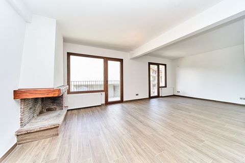 Dit duplex penthouse met mezzanine, van 144 m2, is een onlangs gerenoveerd juweel gelegen in het hart van Massana. De uitstekende locatie biedt een ongeëvenaarde nabijheid van alle voorzieningen en de kabelbaan die u rechtstreeks naar de skipistes va...