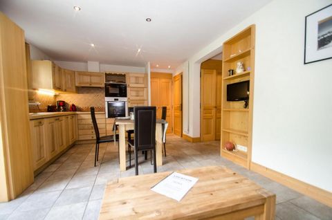 This charming apartment for 2-4 people is on the ground floor of the Chalet Mona near the Brévent-Savoy ski slopes in Chamonix. The ski lifts, ski school and the nearest bus stop are 300 m away. There is a south facing furnished terrace with a superb...