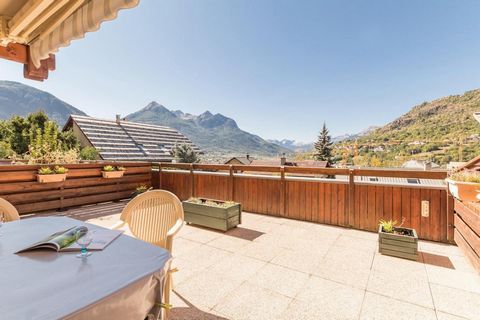 The residence la Tourmaline is located in Serre Chevalier Briancon resort. It is well exposed, quiet and enjoys a panoramic view! It is located 1 km from ski slopes, ski lifts and the ski school. The resort center is 800 m away. The first shops are l...
