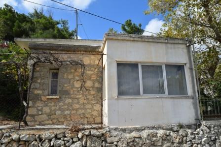 Pano Episkopi Oud huis met twee verdiepingen voor renovatie in Pano Episkopi. De woning is gelegen op een perceel van 300m2. Het huis is 130m2. Op de begane grond is er een berging, een open pan-woonkamer met keuken en een badkamer. De bovenverdiepin...