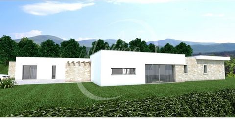 Situated in Acipestre next to Alcobaça 15m from São Martinho do Porto you will find this land where you can build your family home! This land of 10786m2 has a ruin that can be completely rebuilt, already has an approved project for the construction o...