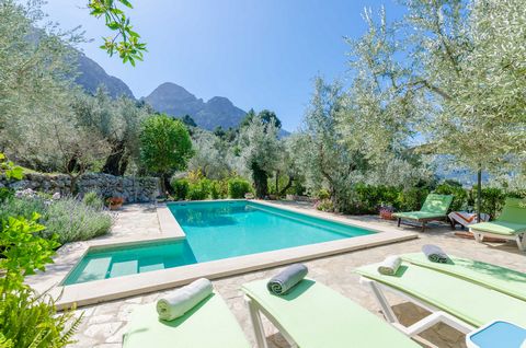 Welcome to this magnificent country villa in the emblematic mountain village of Fornalutx. It accommodates 6 people. The exterior area is very nice, surrounded by nature, it featues a chlorine pool of 7 x 4 and a depth ranging from 1.20 to 1.7, an eq...