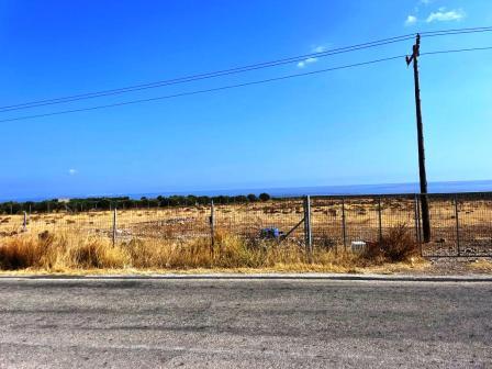 Kalo Nero- Makry Gialos: Due appezzamenti di 250m2 ciascuno con vista sul mare. Si trovano in una bella zona tranquilla. Ogni trama può costruire fino a 150m2. L'acqua e l'elettricità sono nelle vicinanze. Hanno un facile accesso e parcheggio in stra...