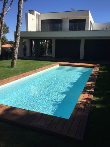 Fantastic new villa of contemporary architecture, in a privileged place between Birre and Areia. Composed on the ground floor by large hall 15m² Lounge 60m², fully equipped kitchen 38m², a suite with 30m² and a bedroom / office 17m², social toilet wi...