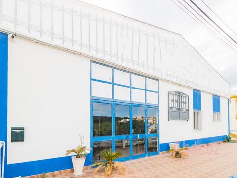 Excellent commercial space with a total area of 692.5 m2 located just 1 Km from MAR Shopping, 5 km from the city of Loulé and 20 km from Faro Airport. This space is in a very accessible area and with plenty of visibility. The property has private par...