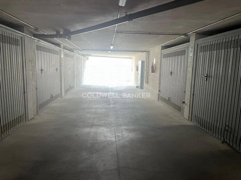 APULIA - LECCE In Lecce, we are pleased to offer for sale a garage of about 17 square meters located in the basement of a two-storey building. The garage is located in the Adriatic area, near the Civil Court of Lecce, an easily accessible area and ab...