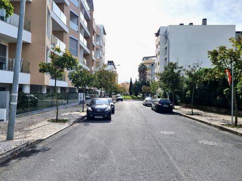 3 bedroom apartment with 138m2 in Carcavelos with balconies and parking. Composed of 3 bedrooms, one of them en suite, this apartment has excellent finishes and high quality equipment. All rooms have a balcony. Additional features: - Fully equipped c...
