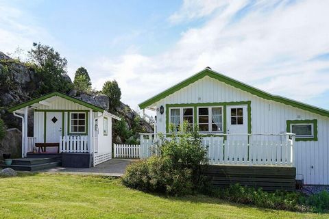 Here you live nice, sunny and close to everything Strömstad and the surrounding area has to offer. The cottage with its seafront location is a perfect starting point for swimming, fishing, kayaking and to explore Norra Bohuslän. Welcome to a cottage ...