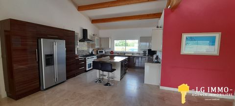Single storey house of 193 m2 on land of 4083 m2 with small wood. It includes a beautiful entrance of 7m2, a fitted and equipped kitchen with marble worktop open to the living room of 53m2 and the living room of 27m2 with panoramic wood stove. A fitt...
